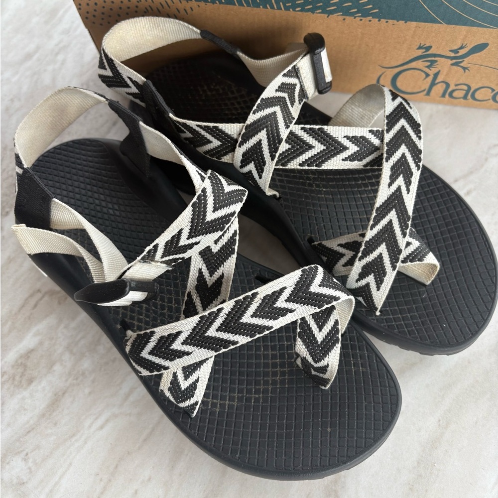 Chaco Z2 Classic Women's Sandals Size 9 Black White Chevron